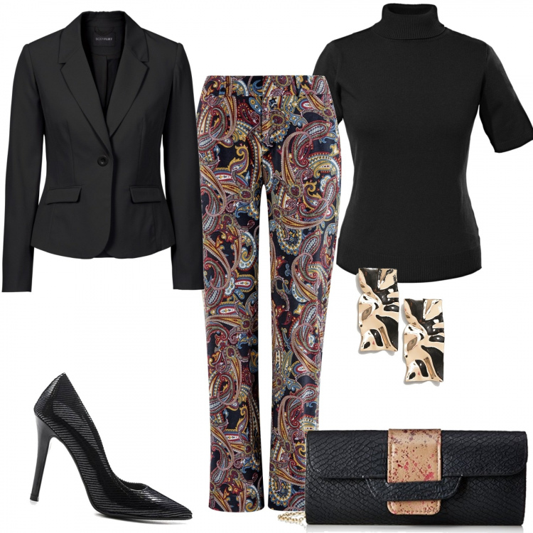 Outfit donna - Cover fantasia Versace, low-cost. Stile Trendy per Ufficio. Abbinamento con blazer, maglieria, pantalone wide leg con stampa vita alta nero, décolleté con tacco spillo nero, orecchini farfalla effetto martellato con punta quadrata in denim oro, clutch.