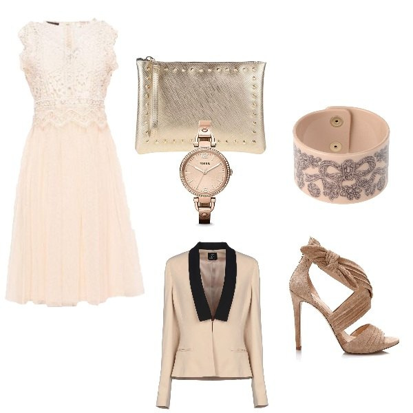 Outfit donna - Bon Ton #1839. Stile Bon Ton per Cerimonia. Abbinamento con giacca collo con revers a maniche lunghe interno foderato crêpe, bracciale, vestito beige, sandali effetto scamosciato, pochette effetto vernice taglia media con zip in ecopelle, orologio analogico con cinturino rosa.