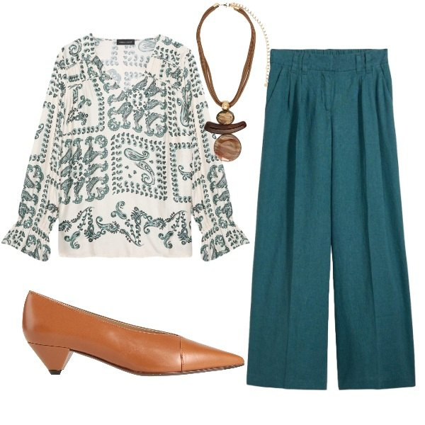 Outfit donna - Primavera al lavoro. Stile Casual chic per Ufficio. Abbinamento con décolleté, pantaloni, ciondoli, bluse.