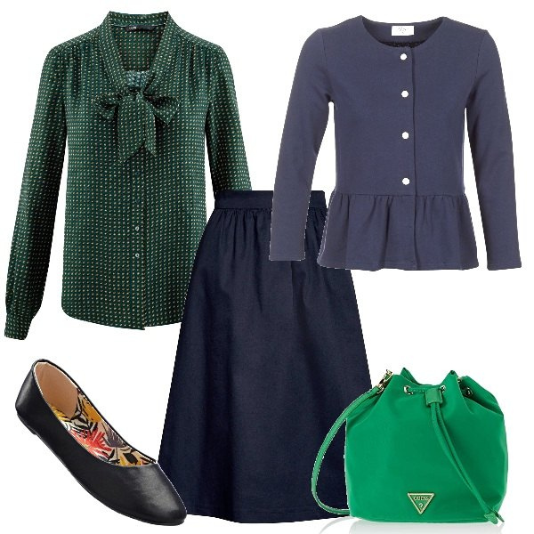 Outfit donna - Diversamente bon ton. Stile Bon Ton per Tutti i giorni. Abbinamento con ballerine, giacca blu, gonna midi vita alta taglia media con zip aderente blu, camicetta con laccetti aderente verde, borsa a tracolla secchiello verde.
