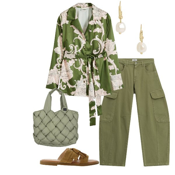 Outfit donna - La blusa in satin. Stile Casual chic per Tutti i giorni. Abbinamento con bluse, sandali, orecchini, borse tote, pantaloni cargo.