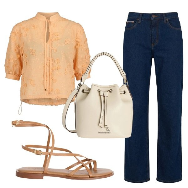 Outfit donna - Blusa albicocca. Stile Casual per Tutti i giorni. Abbinamento con jeans, borse a secchiello, sandali in pelle, bluse.