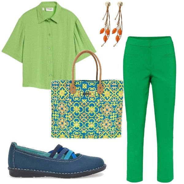 Outfit donna - Verde e blu. Stile Casual chic per Tutti i giorni. Abbinamento con pantaloni, camicie a manica corta, orecchini, ballerine, borse a spalla.