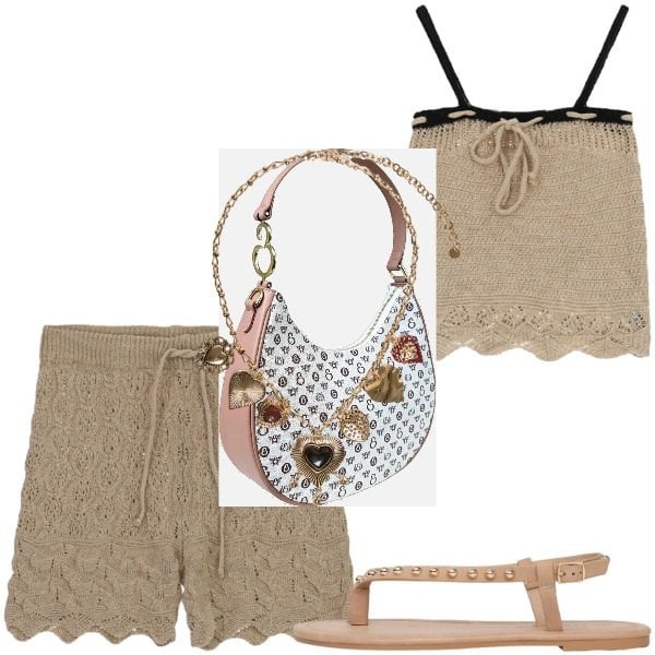 Outfit donna - casual. Abbinamento con borse a spalla, ciabatte, collane, maglieria, shorts.