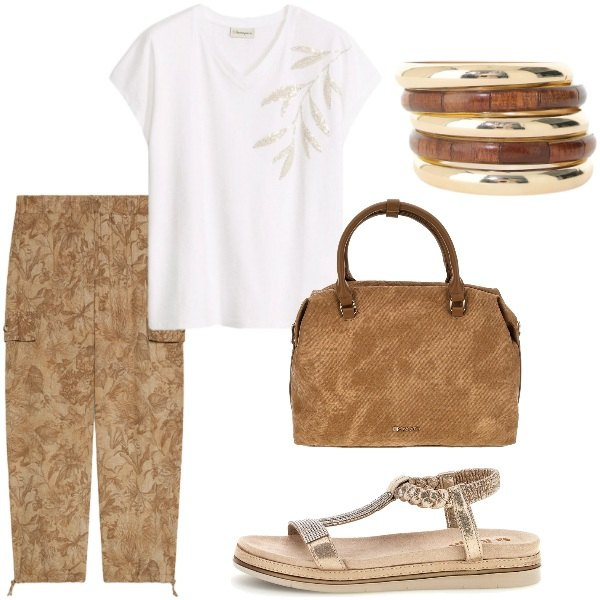 Outfit donna - Un pizzico d\'oro. Stile Casual chic per Tutti i giorni. Abbinamento con t-shirt, braccialetti, pantaloni cargo, sandali, borse a tracolla.