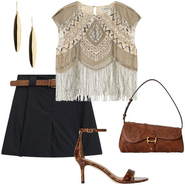 Outfit donna - A cena fuori. Stile Casual chic per Serata fuori. Abbinamento con top, shorts, sandali in pelle, borse a spalla, orecchini.