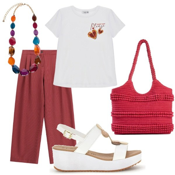 Outfit donna - Estate. Stile Casual per Tutti i giorni. Abbinamento con shopping bag, pantaloni a palazzo, t-shirt, collane, zeppe.