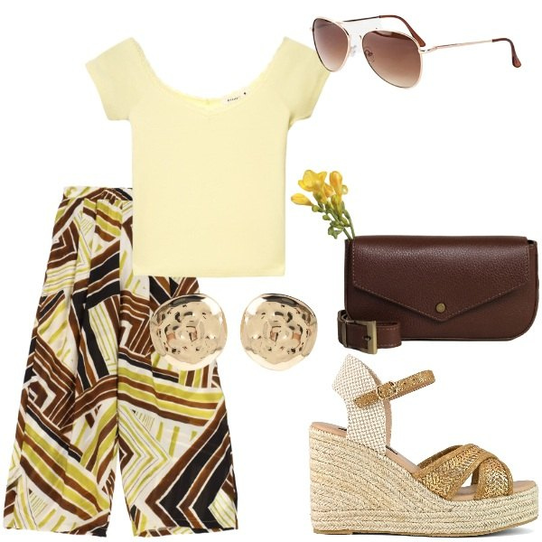 Outfit donna - Estate. Stile Casual per Tutti i giorni. Abbinamento con occhiali da sole, t-shirt, pantaloni a palazzo, borse a tracolla, orecchini, zeppe.
