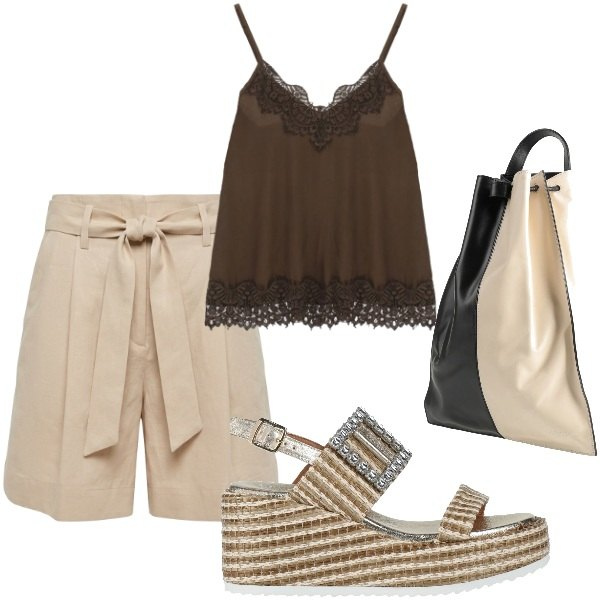 Outfit donna - Serata tra amici. Stile Casual chic per Serata fuori. Abbinamento con zaini, sandali in pelle, bermuda, top.