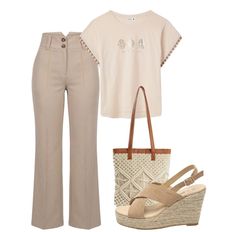 Outfit donna - Agosto. Stile Casual per Tutti i giorni. Abbinamento con sandali col tacco, shopping bag, t-shirt, pantaloni.