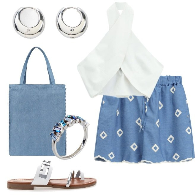 Outfit donna - Pantaloncini stile Saint-Tropez. Stile Casual chic per Mare. Abbinamento con orecchini, anelli, top, borse tote, shorts, sandali.
