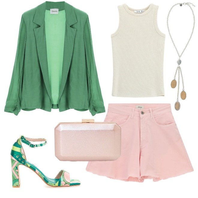 Outfit donna - Clutch rosa. Stile Glamour per Serata fuori. Abbinamento con collane, shorts, blazer, clutch, canottiere, sandali col tacco.