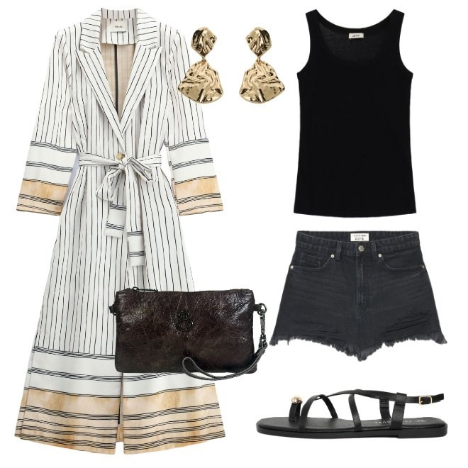 Outfit donna - Soprabito stile vestaglia. Stile Glamour per Serata fuori. Abbinamento con orecchini, top, trench, shorts, sandali, pochette.