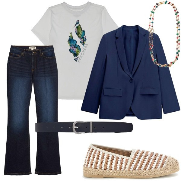 Outfit donna - Settembre. Stile Casual per Tutti i giorni. Abbinamento con jeans bootcut, blazer, cinture, collane, t-shirt, espadrillas.