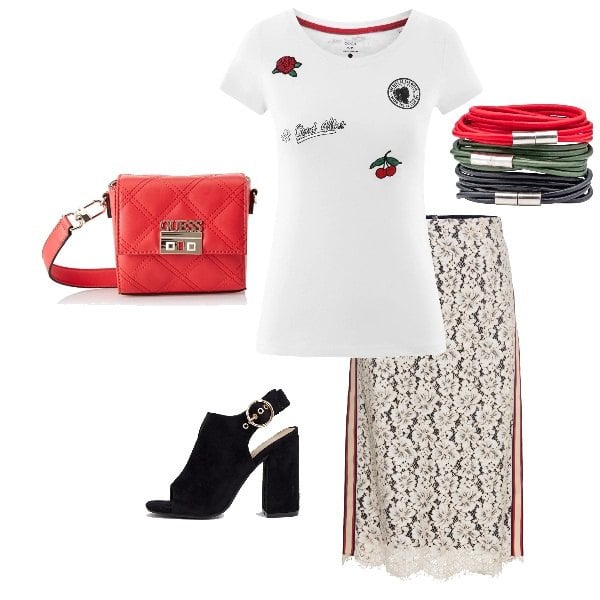 Outfit donna - Spensierata romantica. Stile Urban Abbinamento con t-shirt con stampa a maniche corte aderente bianco, gonna con pizzo contrasto stretto con zip beige, stivaletti con tacco largo nero, braccialetti, shopping bag rosso.