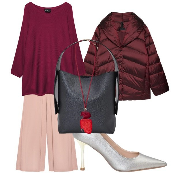 Outfit donna - Bordeaux e Rosa Cipria. per Tutti i giorni. Abbinamento con piumini, ciondoli, pantaloni, maglieria, borse a spalla, décolleté.