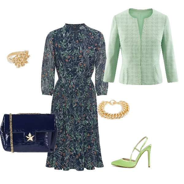 Outfit donna - Un cocktail con lui. Stile Chic per Tutti i giorni. Abbinamento con borsa a spalla taglia media tinta unita, pantaloni, blazer aderente verde, décolleté con cinturino, bracciale, anello stretto in denim oro.