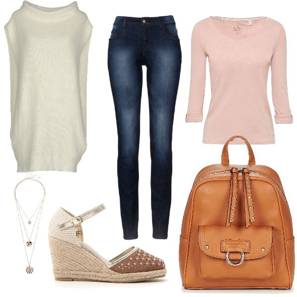 Outfit donna - Ogni giorno una primavera. Stile Basic per Tutti i giorni. Abbinamento con jeans skinny, collana, pullover, zaino marrone, maglia a maniche lunghe rosa, sandali con zeppe.