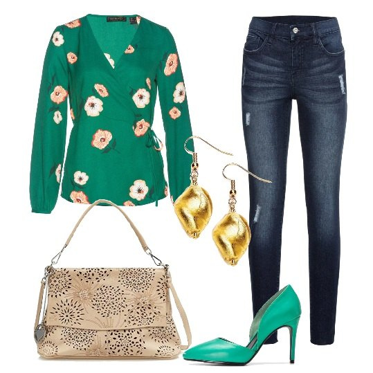 Outfit donna - Qualcosa di verde. Stile Trendy per Ufficio. Abbinamento con jeans strappati, blusa a portafoglio, décolleté, shopping bag beige e grigio, orecchini oro.