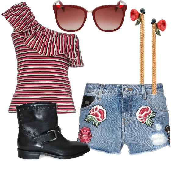 Outfit donna - Red Coachella. Stile Rock per Tutti i giorni. Abbinamento con top a righe effetto laminato scollatura profonda senza maniche jersey, orecchini con farfallina in ottone oro, shorts contrasto delavé vita alta con zip in denim tinta unita, tronchetti con borchie e fibbia, occhiali da sole.
