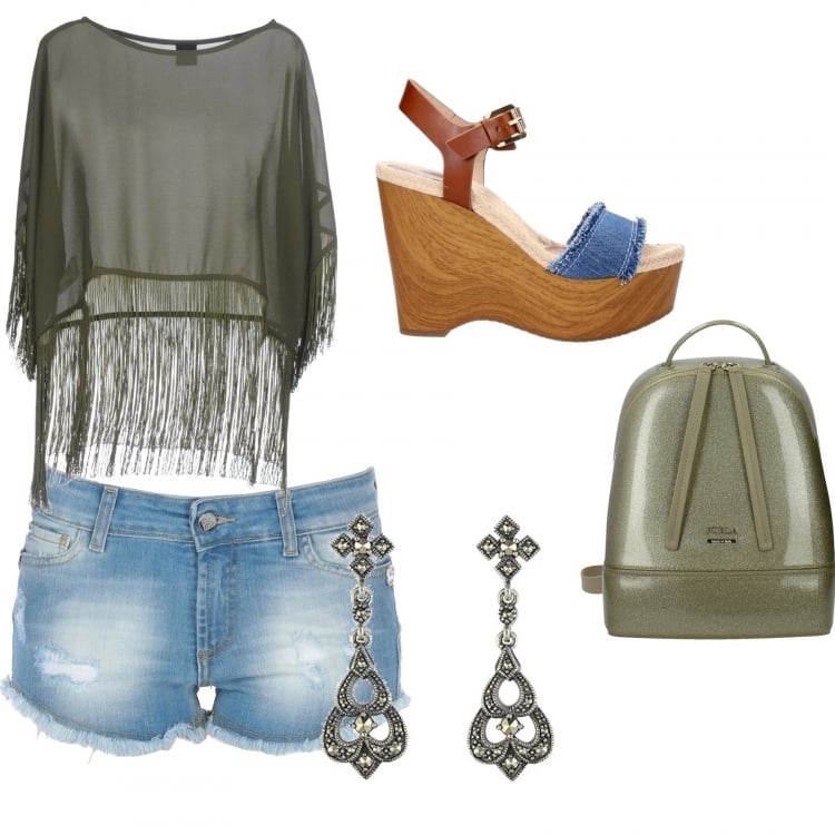 Outfit donna - Festival time. Stile Trendy Abbinamento con blusa senza tasche con frange collo tondo crêpe, shorts delavé con zip in denim tinta unita, zeppe blu, zaino, orecchini in argento 925 grigio.