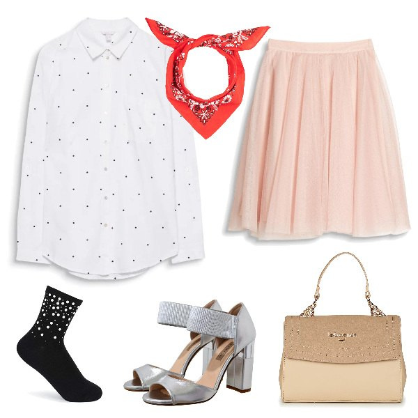 Outfit donna - Brand Inspo : PRADA. Stile Bon Ton per Tutti i giorni. Abbinamento con borsa a tracolla beige, sciarpa rosso, sandali effetto laminato, gonna beige, camicia bianco, calzini con strass e perle con polsini nero.