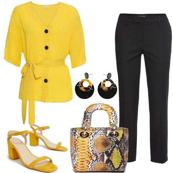 Outfit donna - Nero e giallo. Stile Trendy per Ufficio. Abbinamento con pantaloni, camicie, sandali con stampa e tacco largo collo aperto pianta larga, cintura con stampa e zip con tasca interna, orecchini a perno.