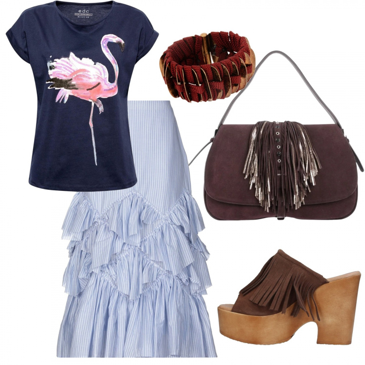 Outfit donna - La t-shirt col fenicottero. Stile Trendy per Tutti i giorni. Abbinamento con gonna longuette a trapezio con balze a pois con zip interno sfoderato in cotone senza tasche rosa, sabot effetto scamosciato con tacco squadrato e punta tonda tinta unita, braccialetti, borsa a mano cartella con manico effetto scamosciato taglia media con zip interno foderato tinta unita, t-shirt multicolore e navy.