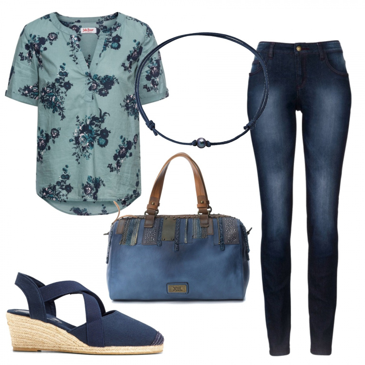 Outfit donna - Basic #6753. Stile Basic per Ufficio. Abbinamento con jeans skinny, sandali col tacco, tunica fantasia a maniche corte blu, borsa a tracolla con taschini e zip in denim blu, collana con perle girocollo blu.
