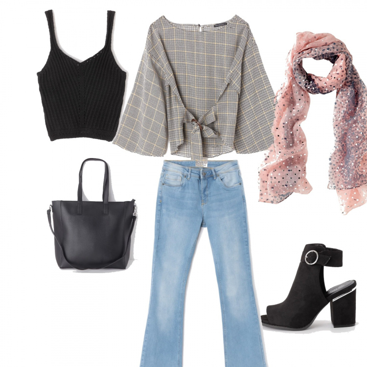 Outfit donna - In città, curvy girls!. Stile Urban per Tutti i giorni. Abbinamento con foulard, blusa a quadri beige, pantalone a zampa in denim elasticizzato blu, sabot nero, shopping bag con zip in ecopelle tinta unita nero, top in in maglia nero.