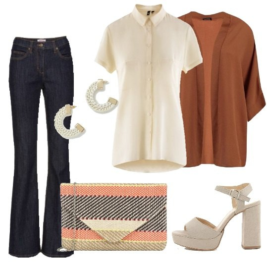 Outfit donna - Camicia avorio. Stile Basic per Tutti i giorni. Abbinamento con jeans bootcut, borsa a mano fantasia multicolore interno foderato con tracolla removibile, kimono, sandali, sabot, mules e ciabattine trendy beige, camicetta con tasche avorio, orecchini farfalla in denim oro.
