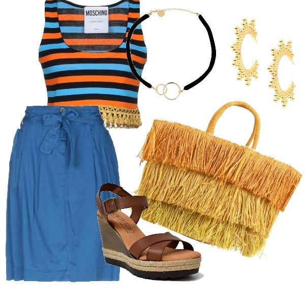 Outfit donna - Primo sole. Stile Trendy per Mare. Abbinamento con cintura, borsa a mano, orecchini, top a righe lavorato a maglia collo tondo senza maniche con zip in cotone, collana fantasia girocollo in ciniglia con gancetto, sandali con zeppe e fibbia con punta tonda marrone.