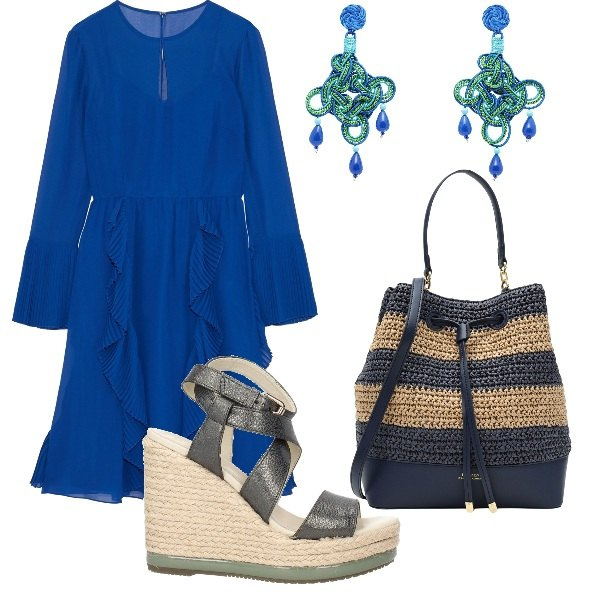 Outfit donna - Bella in blu. Stile Basic per Tutti i giorni. Abbinamento con vestiti corti, borsa a mano taglia media in pelle sintetica, orecchini con farfallina in seta argento, sandali.