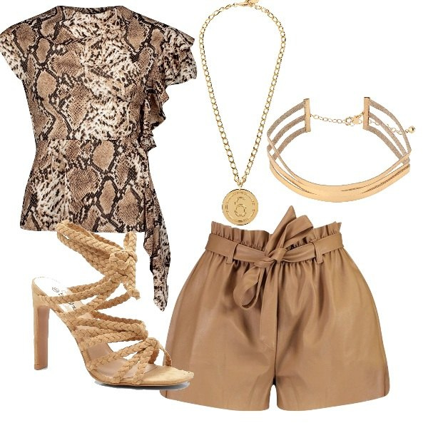 Outfit donna - Gold animalier. Stile Sexy per Serata fuori. Abbinamento con collane, collane, top con volant motivo serpente con schiena scoperta, sandali con lacci incrociati, pantalone corto paper bag.