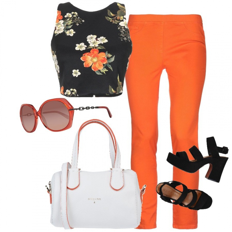 Outfit donna - Aperitivo estivo. Stile Trendy per Serata fuori. Abbinamento con top fantasia floreale collo tondo senza maniche con zip jersey, borsa a mano mini in pelle martellata con zip tinta unita, pantalone a sigaretta in gabardine tinta unita blu, sandali, occhiali da sole arancione.