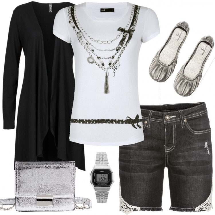 Outfit donna - T-shirt stampata e shorts. Stile Trendy per Tutti i giorni. Abbinamento con cardigans, shorts con pizzo in denim nero, borsa a tracolla effetto metallizzato, orologi, t-shirt con stampa a maniche corte aderente bianco, ballerine argento.
