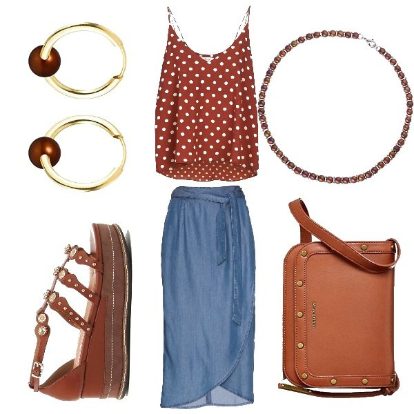 Outfit donna - Sandali trendy. Stile Trendy per Tutti i giorni. Abbinamento con pantaloni, camicetta marrone, sandali, borsa a tracolla, collana, orecchini con perle e perline in oro giallo marrone.