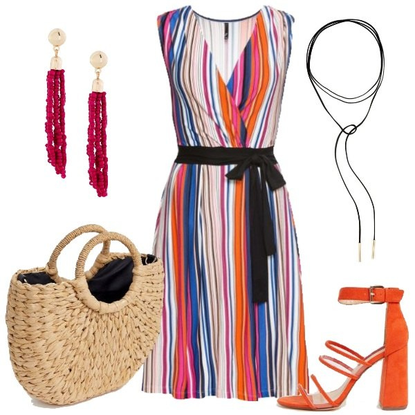 Outfit donna - Multicolor. Stile Trendy per Tutti i giorni. Abbinamento con vestiti, collana effetto scamosciato in pelle sintetica oro e nero, orecchini con perle fucsia, sandali, blusa con manico e spalline in paglia.