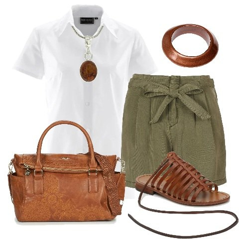 Outfit donna - Il sandalo da gladiatore. Stile Basic per Tutti i giorni. Abbinamento con camicie a manica corta, shorts verde, borsetta nero e marrone, braccialetto, sandali con laccetti e punta tonda marrone, pendente in sterling 925 con catenina argento.