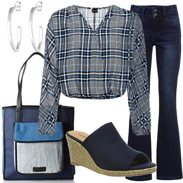 Outfit donna - Basica. Stile Basic per Ufficio. Abbinamento con jeans bootcut, blusa a portafoglio con arricciature blu, ciabatte, borsa tote con zip blu, orecchini forma ovale effetto lucido argento.