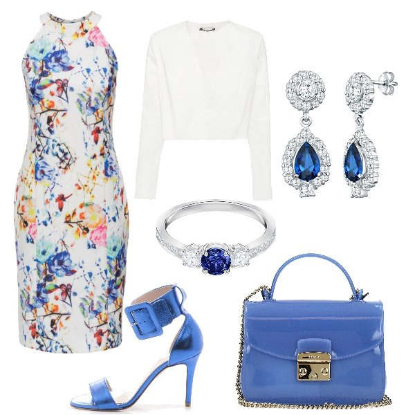 Outfit donna - Testimone di nozze. Stile Chic per Cerimonia. Abbinamento con vestito fantasia floreale con scollo bianco, borsa a tracolla con logo frontale blu, sandali con tacco alto blu, giacca contrasto aderente bianco, anello azzurro, orecchini.