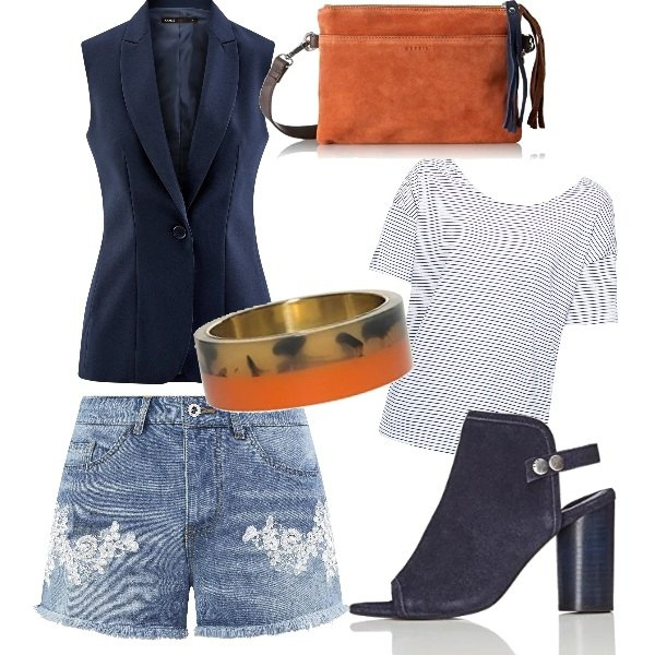 Outfit donna - Aperitivo al chiosco. Stile Trendy per Serata fuori. Abbinamento con gilet, shorts con pizzo in denim aderente blu, t-shirt, sandali, pochette, bangle.
