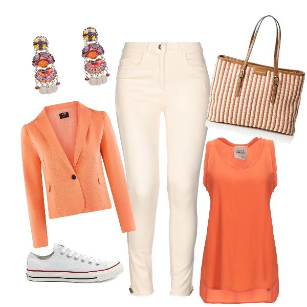 Outfit donna - Monday style - Un lunedì trendy. Stile Trendy per Ufficio. Abbinamento con top effetto acetato collo tondo in seta crêpe, jeans con zip tinta unita, orecchini con perline e farfallina in ottone, sneakers, blazer aderente arancione, borse a spalla.