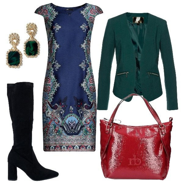 Outfit donna - Blazer verde e shopper rossa. Stile Basic per Tutti i giorni. Abbinamento con blazer, stivali effetto scamosciato con tacco squadrato e zip interno foderato con punta tonda tinta unita, borsetta rosso, vestito con stampa aderente blu, orecchini pendenti petite farfalla oro.