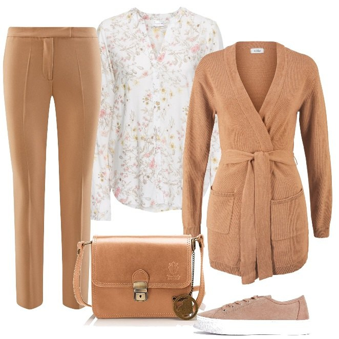 Outfit donna - Nocciola per l\'ufficio. Stile Basic per Ufficio. Abbinamento con camicie, cardigan in materiale riciclato marrone, pantalone aderente beige, sneakers con stringhe petite, shopping bag beige e grigio.