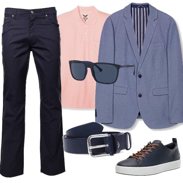 Outfit uomo - La giacca leggera. Stile Trendy per Tutti i giorni. Abbinamento con cintura blu, jeans, occhiali da sole, blazer blu, scarpa sportiva, polo.