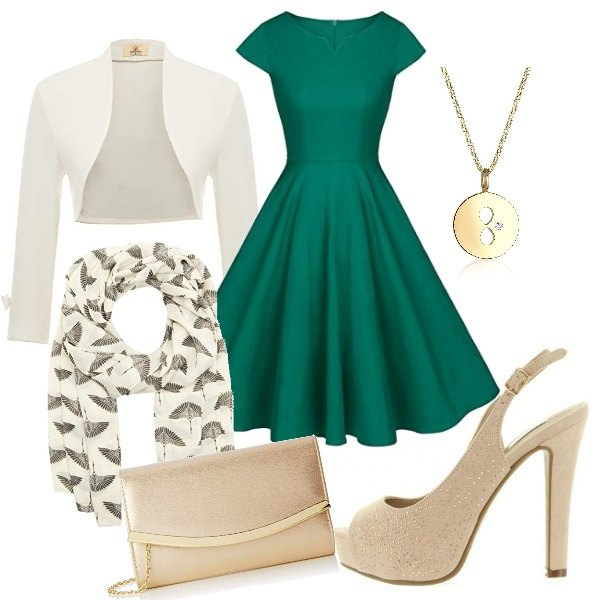 Outfit mujer - Noche de Navidad. Estilo Chic para Noche/Fiesta elegante. look ideal para Petite. Combinación con vestito verde, bolero beige, sciarpa lunga multicolore, collares, carteras, zapatos de tacón.