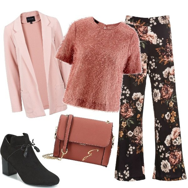 Outfit donna - I pantaloni a fiori. Stile Trendy per Tutti i giorni. Abbinamento con vestiti corti, pantalone fantasia con zip nero, stivaletti, borsa a tracolla rosa, top.