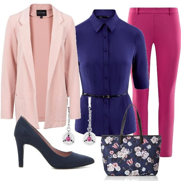 Outfit donna - Borsa fiorata. Stile Chic per Serata fuori. Abbinamento con vestiti corti, pantalone lungo, camicetta con cintura aderente blu, décolleté, borse tote, orecchini.