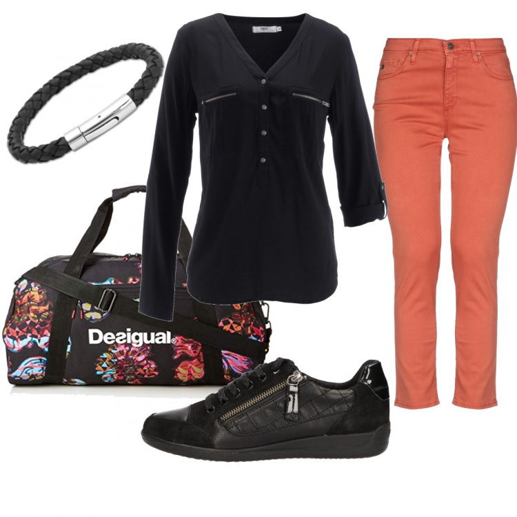 Outfit donna - Borsa sportiva a fiori. Stile Basic per Sport. Abbinamento con bluse, pantalone lungo, sneakers in pelle sintetica nero, borse a spalla, braccialetti.